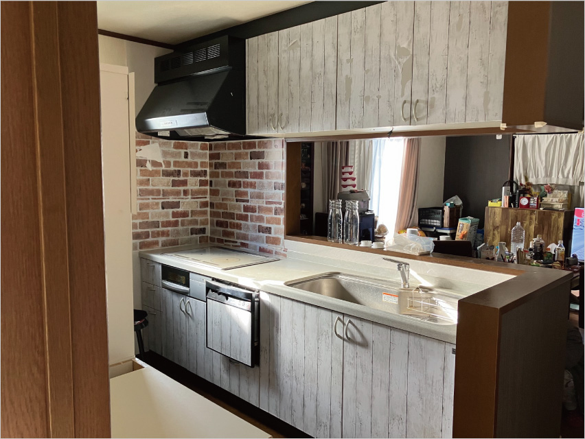 木目調のキッチンが照明やインテリアと調和し暖かみのある空間にのリフォーム前画像