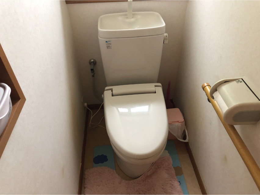 手を触れずに蓋の開閉、トイレの洗浄が可能なフルオートトイレへのリフォーム前画像