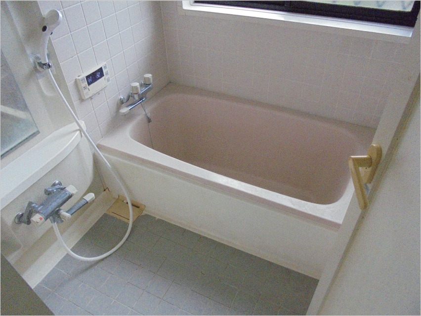 お掃除のしやすさと、断熱性能を兼ね備えた浴室空間のリフォーム前画像