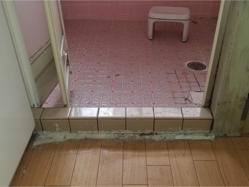 浴室の壁を一部壊し、入口の段差も解消し広くしましたのリフォーム前画像