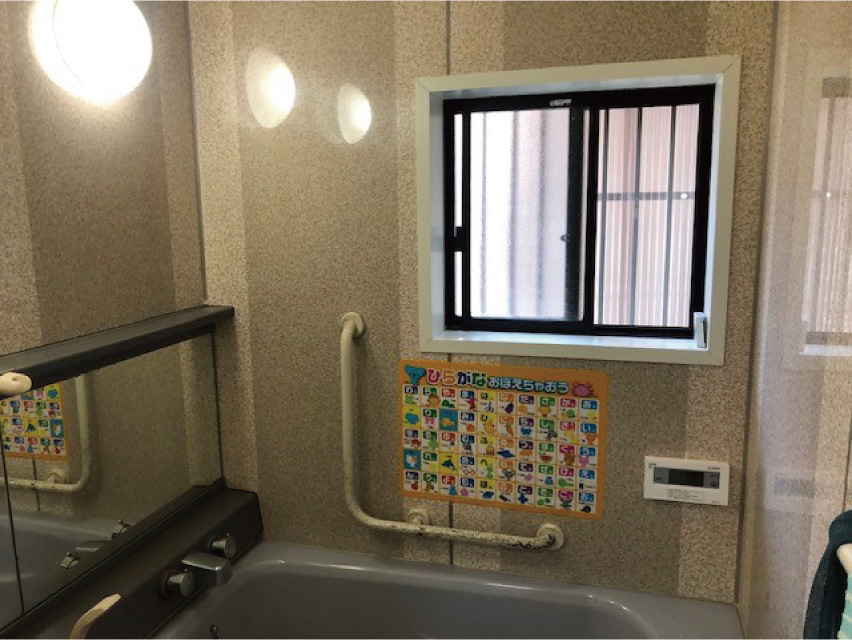 ４面同色の高級感ある浴室と使い勝手の良い洗面のリフォーム前画像