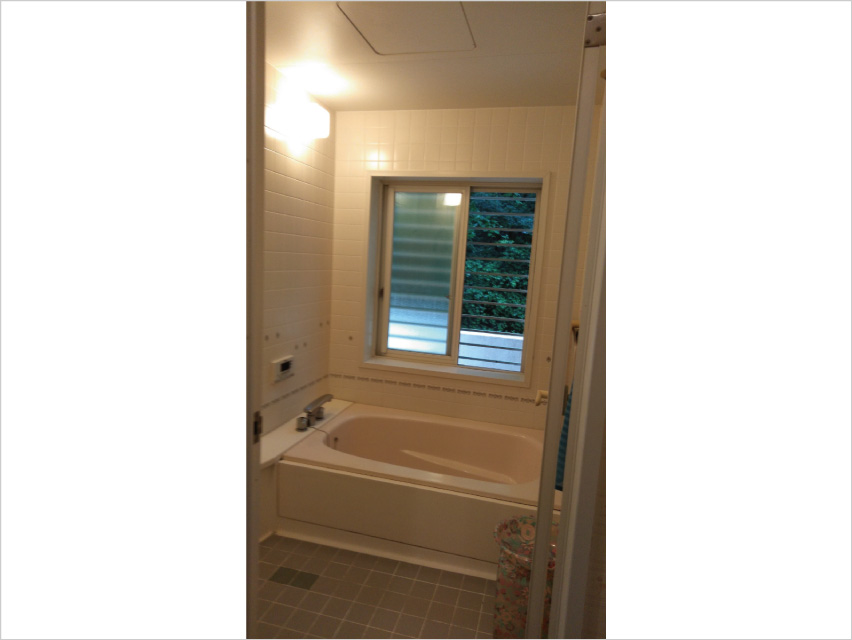 黒を基調にした浴室、洗面室ははホテルのような高級感があります。のリフォーム前画像