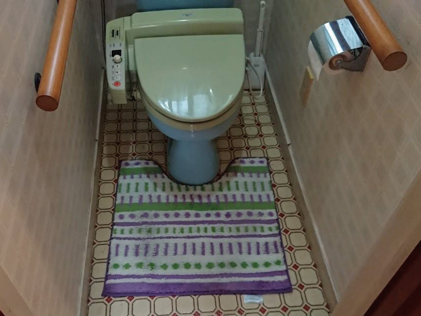 洗面・物置・トイレを合体させて一つの空間にしました。タイル張りの寒い浴室をユニットバスにしました。引込吊戸を間仕切に使って最大１８帖のワイドな部屋になりました。のリフォーム前画像